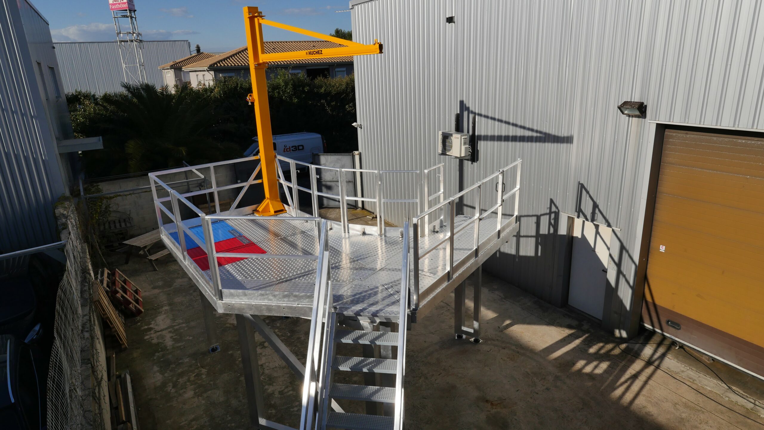 passerelles-et-plateformes-sur-mesure-en-aluminium-id3d